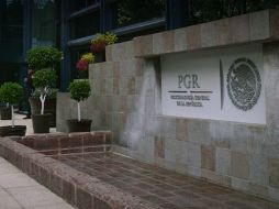 Elementos de la PGR aprehenden al acusado en el Aeropuerto Internacional de la Ciudad de México. TWITTER / @PGR_mx