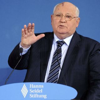 Gorbachov rinde homenaje a Fidel Castro