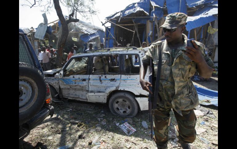Un soldado permanece cerca de donde ocurrió la explosión. AP / F. Abdi