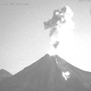 Volcán El Colima emite fumarola de dos mil metros
