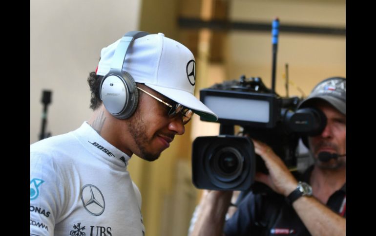 Hamilton necesita terminar primero en la carrera y que Rosberg baje del tercer lugar para sumar el cuarto Mundial de su carrera. AFP / A. Isakovic