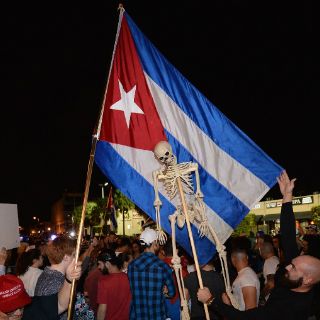 '¡Libertad!', gritan cubanos en Miami tras muerte de Castro