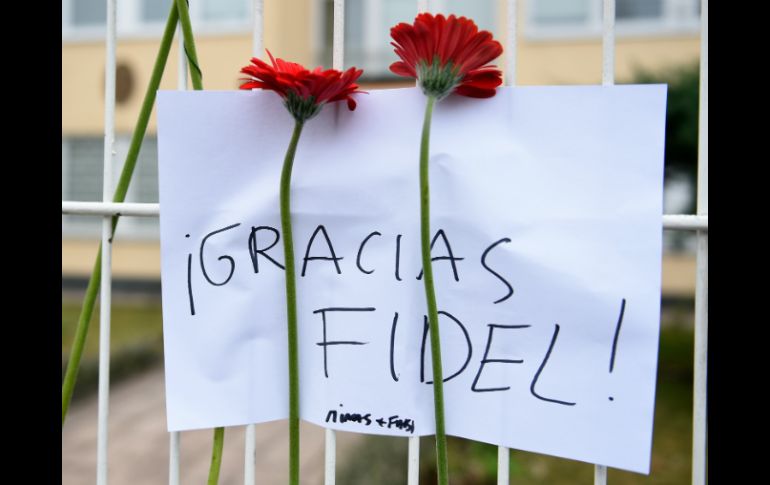 Flores son colocadas en varias representaciones diplomáticas de Cuba alrededor del mundo, como en Berlín. AP / R. Jensen