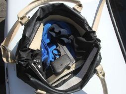 La mujer tenía en su bolsa una pistola calibre 25. ESPECIAL /