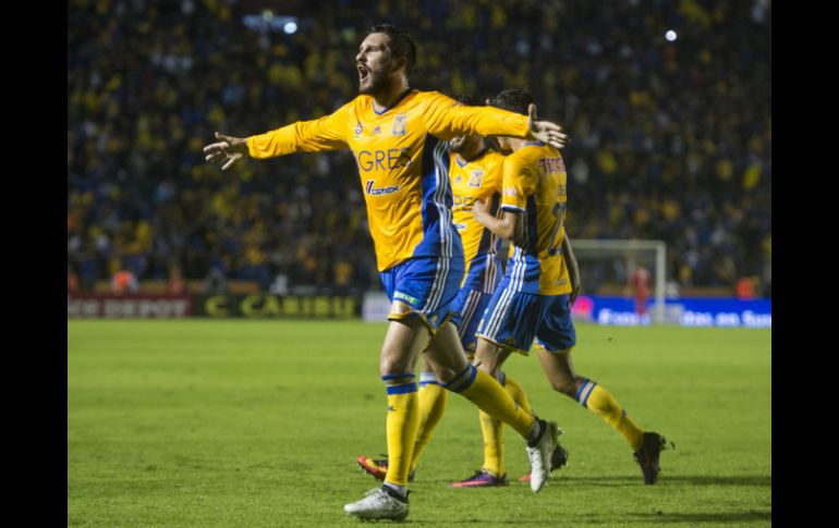 Gignac celebra uno de los goles que le metió a Pumas. MEXSPORT / J. Martínez