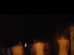 Una de las mujeres tomó la cartera de los individuos con los que convivía, motivo por el cual la obligaron a caminar sin ropa. ESPECIAL /