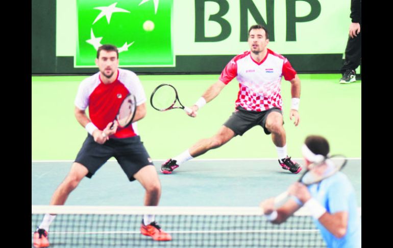 Los croatas Ivan Dodig y Marin Cilic devuelven la pelota al argentino Leonardo Mayer y Juan Martín del Potro. AFP /