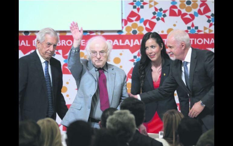 Norman Manea, Premio en Lenguas Romances 2016, saluda entre el Premio Nobel Mario Vargas Llosa (izquierda) y Raúl Padilla. EFE /