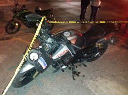 En el sitio quedó la motocicleta de la víctima. ESPECIAL /