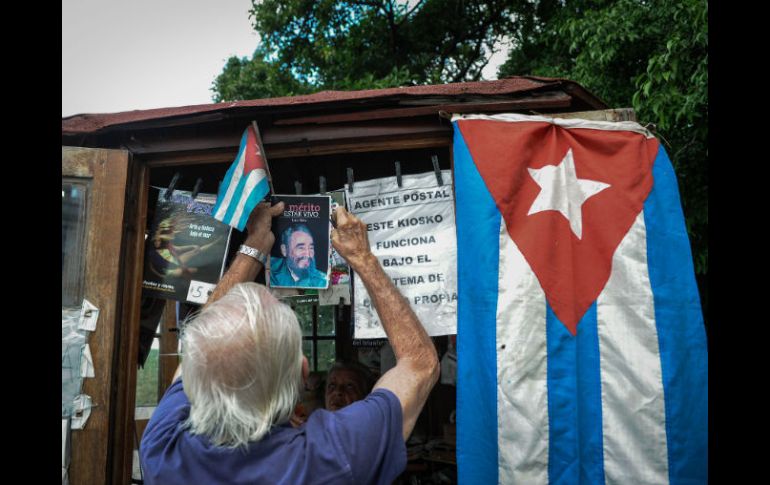 ''Es un dolor muy grande. Aquí lo siente todo el mundo'', dijo un vendedor de 55 años que se disponía a pescar en el malecón. AFP / Y. Lage