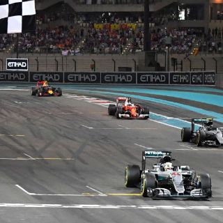 Jefe de Mercedes dice que Hamilton desoyó órdenes
