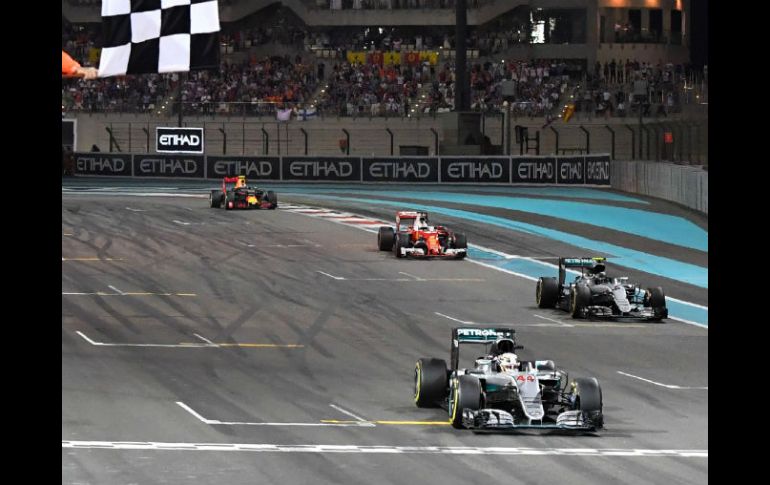 Hamilton ganó la última carrera del actual campeonato pero no le fue suficiente para superar el puntaje de Rosberg. AFP / A. Isakovic