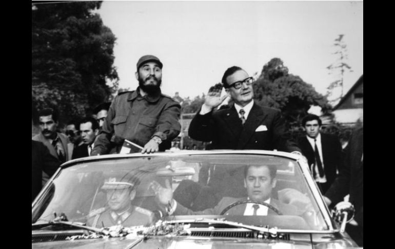 Todos los habitantes abarrotaron las calles de Chile, ansiosos de agasajar a Castro; en la imagen, con Salvador Allende. ESPECIAL /