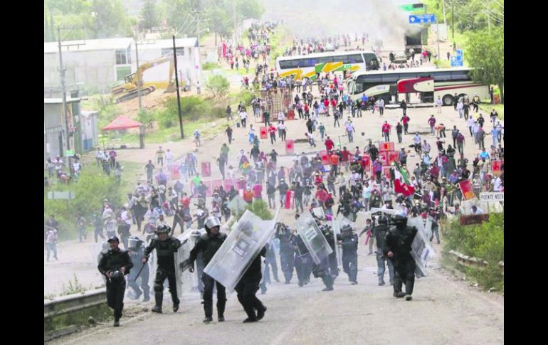 En los enfrentamientos del 18 de junio pasado, el saldo fue de ocho muertos, 94 policías lesionados y 65 civiles heridos. AP / ARCHIVO
