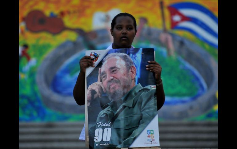 La alegría no llegó ayer a la plaza, en su lugar decenas de trabajadores se dedicaron a hacer los últimos arreglos del funeral. AFP / Y. Lage
