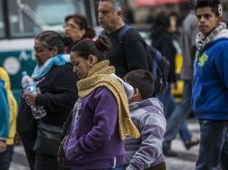 A fin de evitar enfermedades, es importante salir abrigado a la calle en esta temporada. EL INFORMADOR / ARCHIVO
