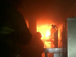Presuntamente un trabajador encendió un cazo, sin embargo éste comenzó a incendiarse por donde se encontraba el suministro de gas. ESPECIAL / Bomberos de Zapopan