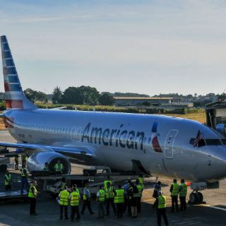 Primer vuelo de EU a La Habana llega en funerales de Castro