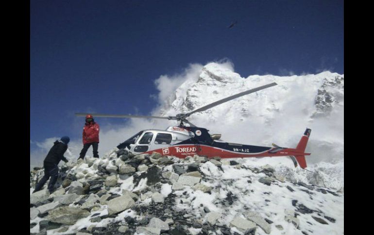 El año pasado, una avalancha desatada por un terremoto mató a 19 personas e hirió a otras 61 en el Everest. AP / ARCHIVO