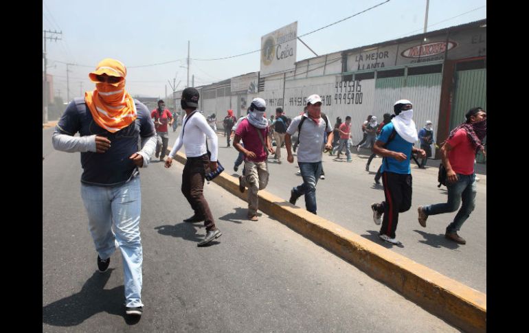 Ambas protestas ocurren a dos días de que concluya el sexenio de Gabino Cué Monteagudo como gobernador de Oaxaca. SUN / ARCHIVO