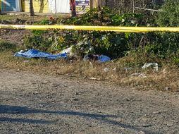 Policías de El Salto solicitaron apoyo de autoridades forenses para recoger el cuerpo. ESPECIAL /