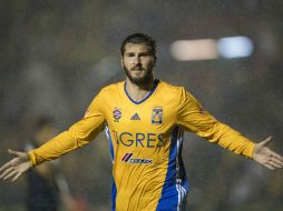 André-Pierre Gignac le agradece a un hipnotizador su triplete del partido de vuelta ante Pumas. MEXSPORT / ARCHIVO