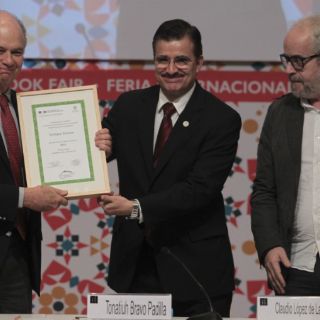 Enrique Krauze recibe Homenaje al Mérito Editorial