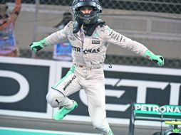 Nico Risberg. El piloto alemán festeja su campeonato en el circuito de Yas Marina. AFP /