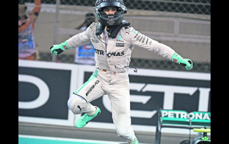 Nico Risberg. El piloto alemán festeja su campeonato en el circuito de Yas Marina. AFP /