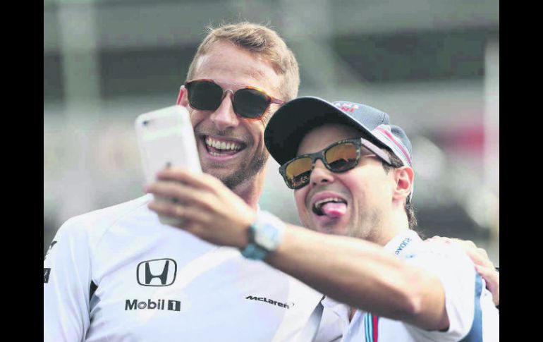 El británico Jenson Button (izq.) y el brasileño Felipe Massa dijeron adiós en el Gran Premio de Abu Dhabi. ESPECIAL /