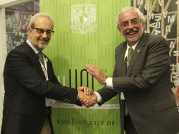 El rector de la Universidad de Salamanca, Daniel Hernández Ruipérez (i) posa con el rector de la UNAM Enrique Luis Graue Wiechers. EFE / C. Zepeda
