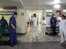 Personal de la Clínica San Juan de Dios, en La Ceja, esperan la llegada de heridos tras el accidente aéreo. EFE / E. Noriega