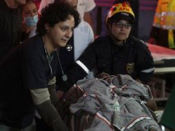 Equipo médico atiende a Alan Ruschel tras su rescate. EFE / E. Noriega