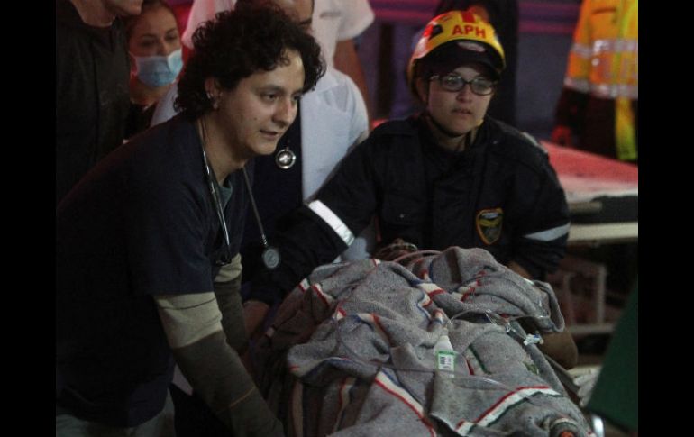 Equipo médico atiende a Alan Ruschel tras su rescate. EFE / E. Noriega