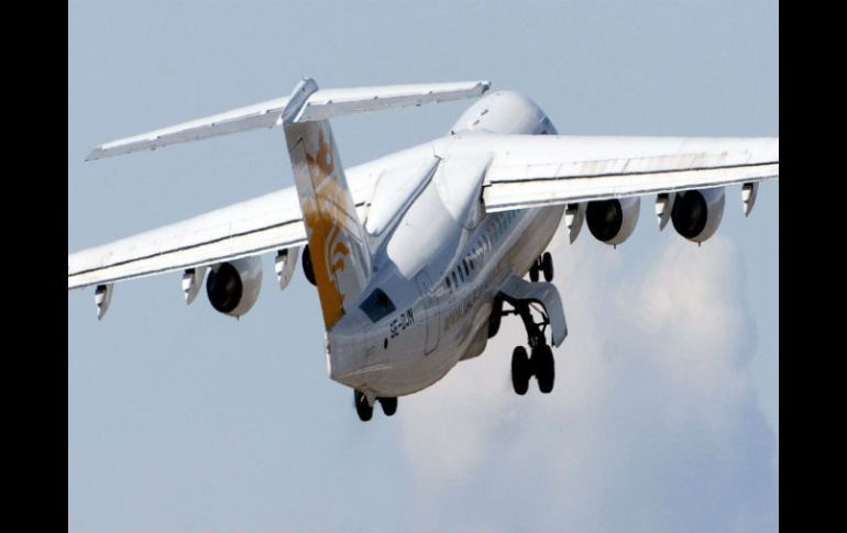 Fotografía de archivo de un avión RJ85 similar el avión que transportaba al equipo de futbol brasileño Chapecoense. EFE / ARCHIVO