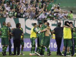 Los sobrevivientes son los jugadores Alan Ruschel, Danilo, Neto y Follmann, también el periodista Rafael Henzel, y Ximena Suárez. AP / A. Penner