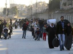 Unos 15 mil civiles se han desplazado a barrios centrales y sureños de la mitad oriental de Alepo. AP /