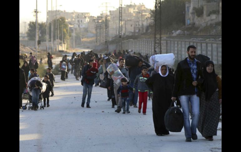 Unos 15 mil civiles se han desplazado a barrios centrales y sureños de la mitad oriental de Alepo. AP /