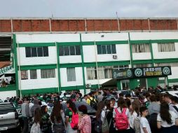 Las familias de los jugadores están reunidas en la sede del club a la espera de una confirmación definitiva. EFE / B. Piva