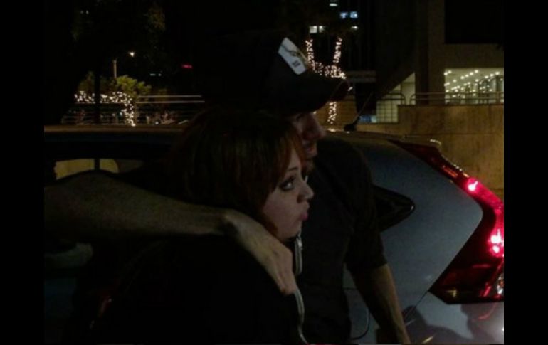 El artista se bajó de su automóvil para tomarse una foto con la pareja. INSTAGRAM / enriqueiglesias