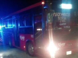 A la llegada de la la policía municipal, el hombre se encontraba tirado junto a la unidad. El agresor se dio a la fuga. ESPECIAL /