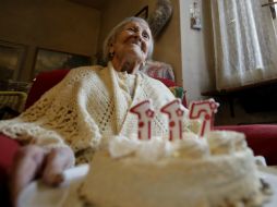 En la imagen, la mujer sopla las velas de su pastel, tres números que mostraban el 117. AP / A. Calanni