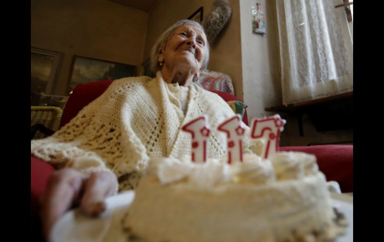 En la imagen, la mujer sopla las velas de su pastel, tres números que mostraban el 117. AP / A. Calanni