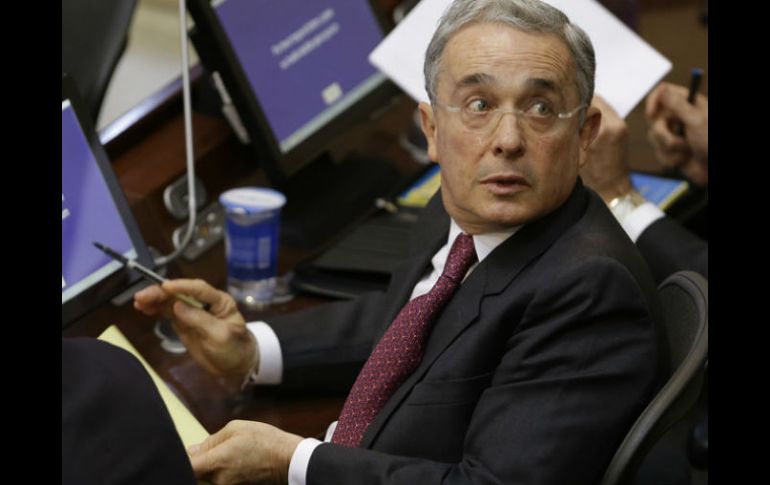 Para Uribe, principal opositor, el principal problema del acuerdo es que otorga eligibilidad política a guerrilleros. AP / ARCHIVO