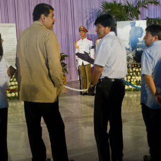 Morales y Maduro, primeros en rendir tributo a Castro