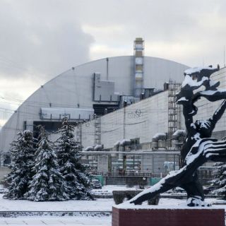 Cubren con acero el reactor averiado de Chernobyl