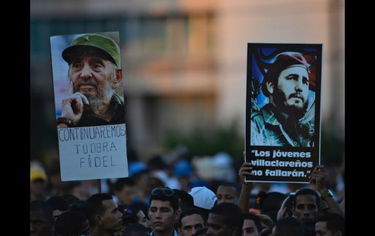 Cientos de personas se reúnen para despedirse de Fidel Castro. AFP / P. Pardo