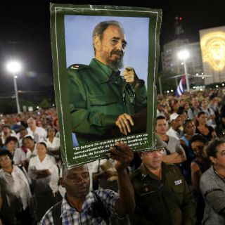 Comienza acto multitudinario en La Habana para despedir a Fidel Castro