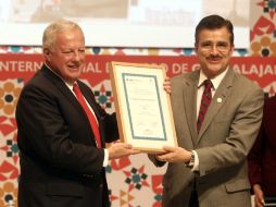 Tonatiuh Bravo entregó el reconocimiento a Federico Reyes Heroles. EL INFORMADOR / E. Barrera