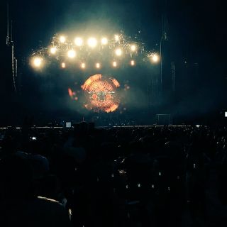 Fans llenan el Palacio de los Deportes para concierto de Guns N' Roses